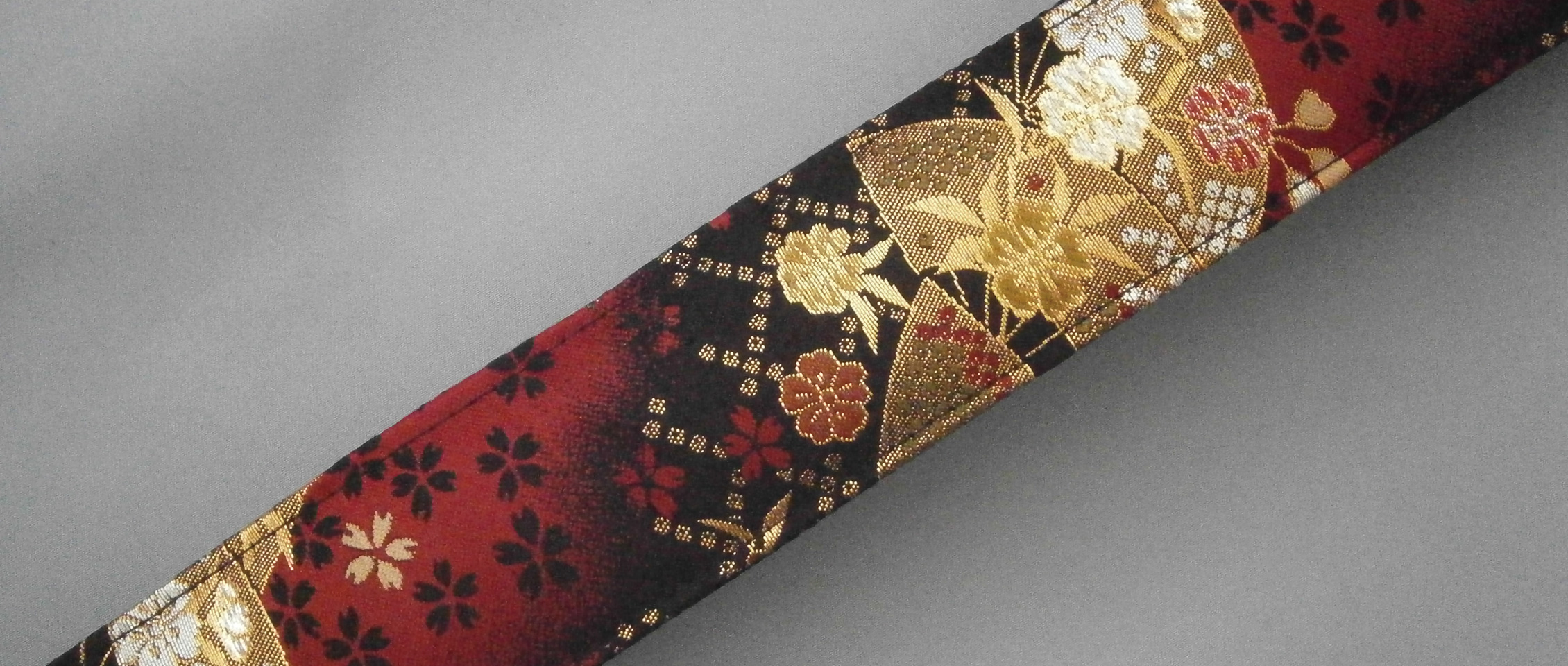 日本製 和柄ギターストラップ/京都西陣織 金襴生地 tiny products ...